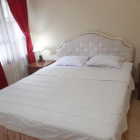Ndalem Maharani Guest House Yogyakarta Exterior photo