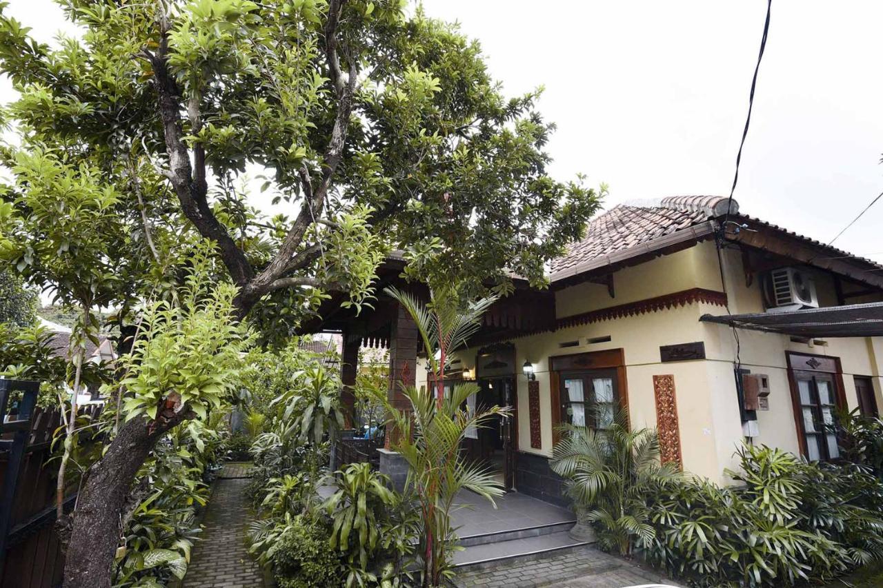 Ndalem Maharani Guest House Yogyakarta Exterior photo