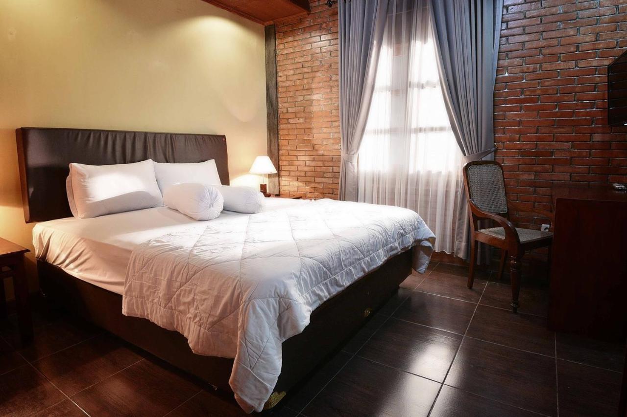 Ndalem Maharani Guest House Yogyakarta Exterior photo