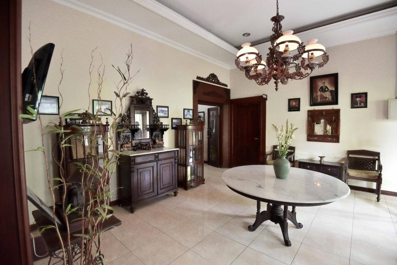 Ndalem Maharani Guest House Yogyakarta Exterior photo