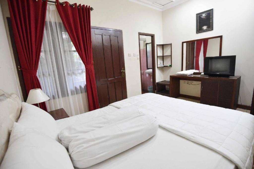 Ndalem Maharani Guest House Yogyakarta Exterior photo