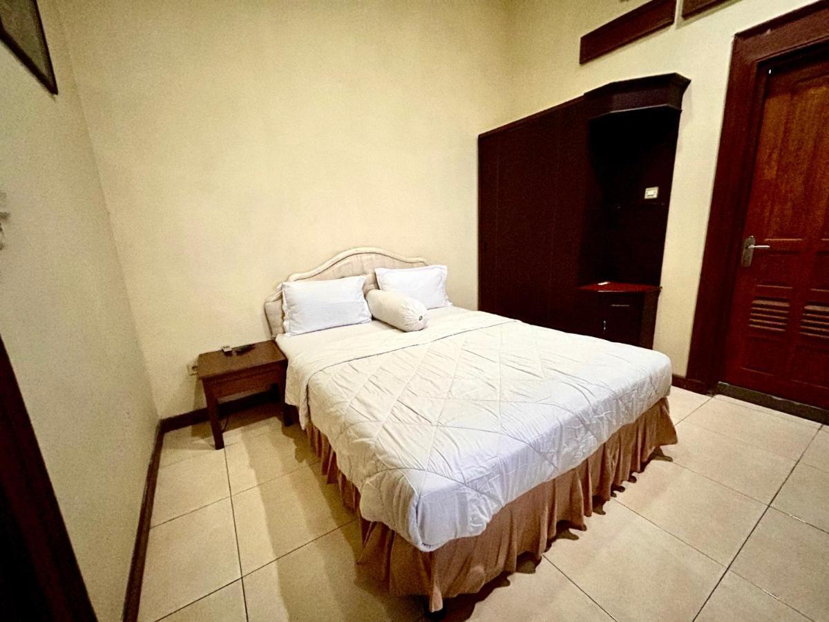 Ndalem Maharani Guest House Yogyakarta Exterior photo