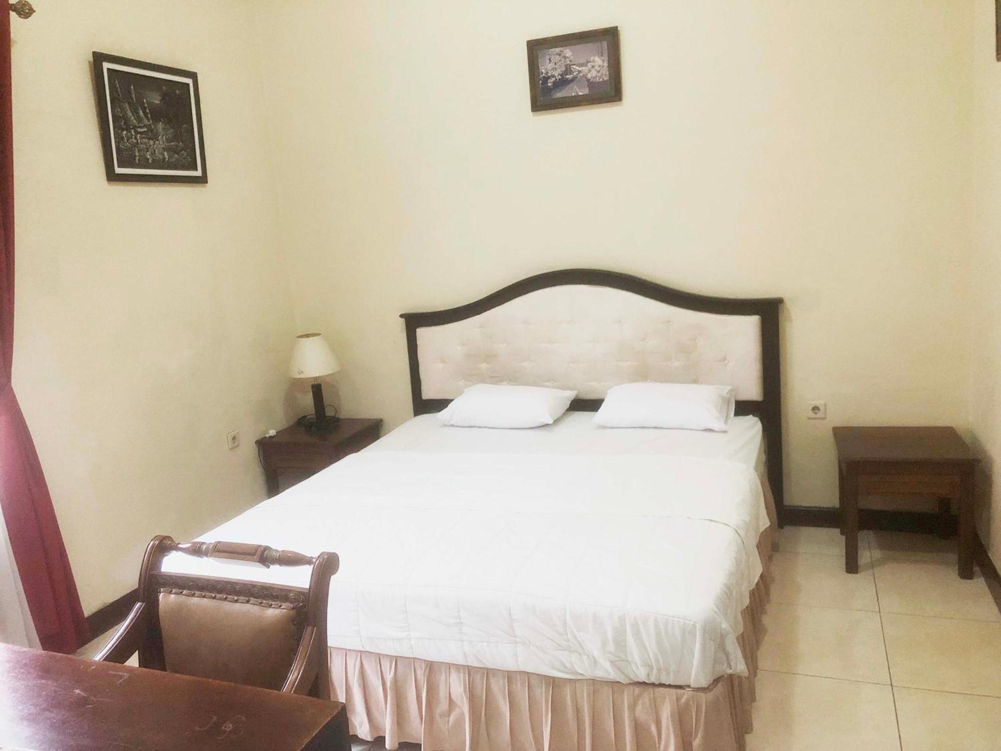 Ndalem Maharani Guest House Yogyakarta Exterior photo