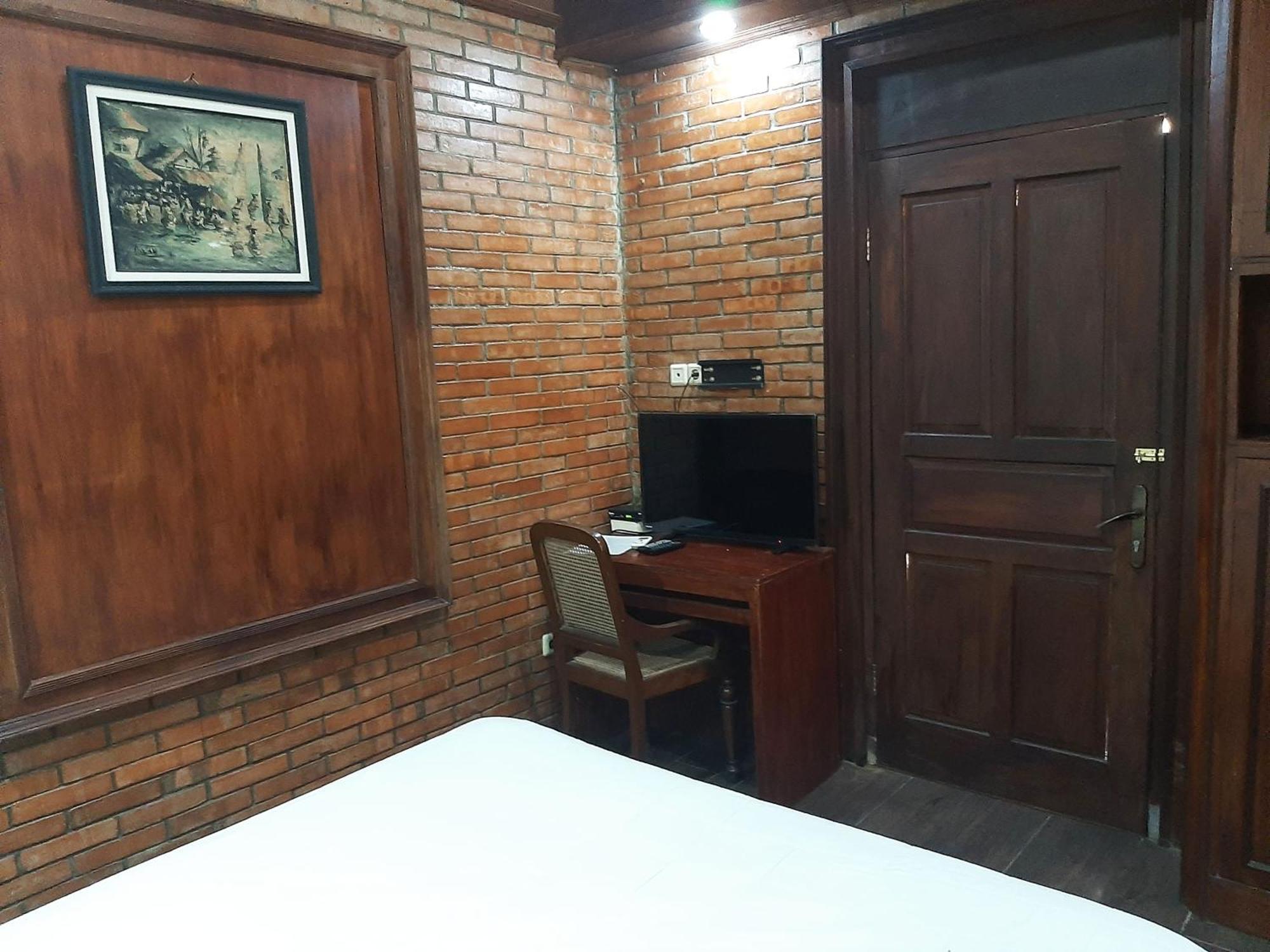 Ndalem Maharani Guest House Yogyakarta Exterior photo